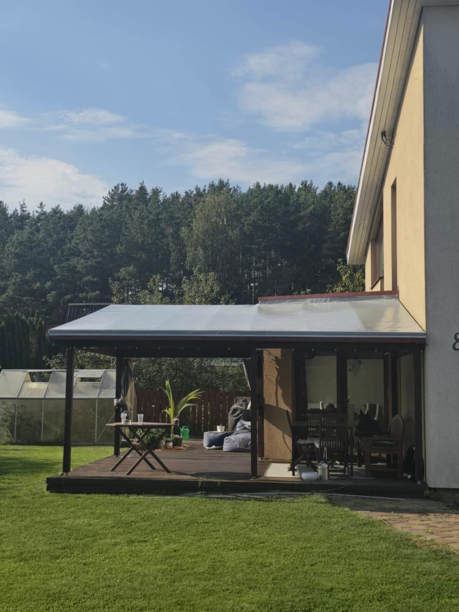 Pavėsinė su pilku tentiniu stogu
